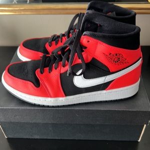 Jordan 1 Mid Infared Men’s size 9 with original box worn twice.  Mint